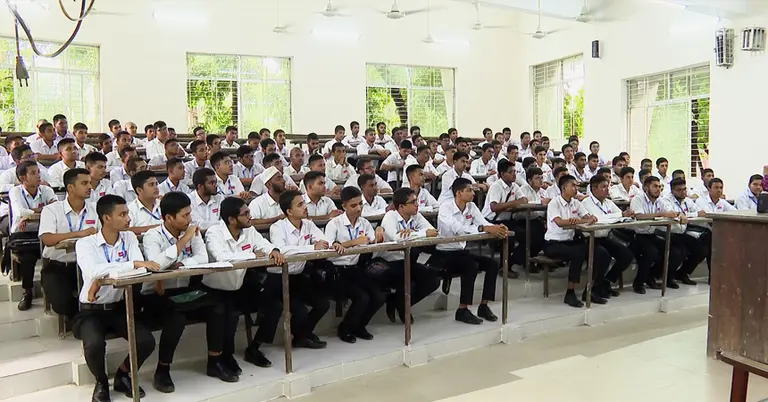 ক্লাসে অধ্যয়নরত শিক্ষার্থীরা